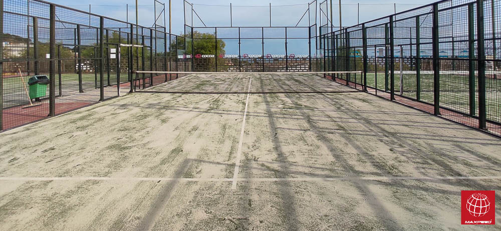 Club Tennis Mataró renueva el césped de una de sus pistas de pádel