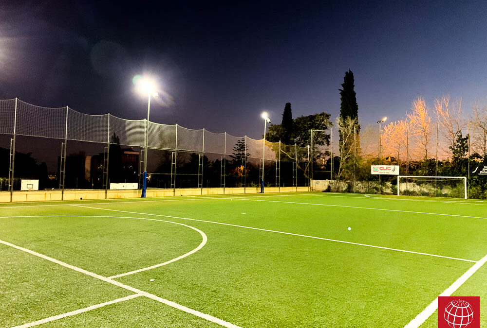 El Instituto Pedralbes renueva la iluminación de su campo de fútbol