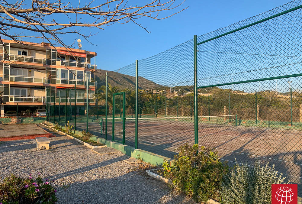 Renovación del cerramiento metálico de una pista tenis en Sitges