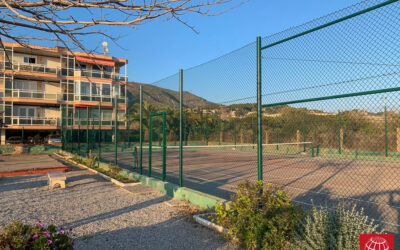 Renovación del cerramiento metálico de una pista tenis en Sitges