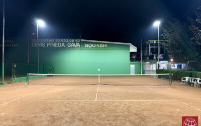 Instalación de iluminación LED en dos pistas de tenis de tierra batida del Tenis Pineda Gavà