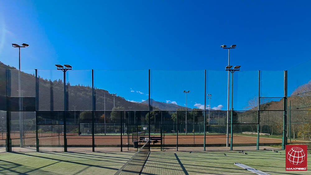 Renovación de la red de protección lateral de una pista de pádel en Club Tennis Arbúcies