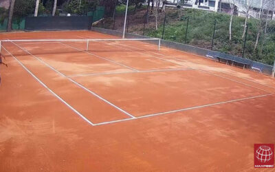 Reparación de una pista de tenis de tierra batida en el Club Esportiu Hispano Frances