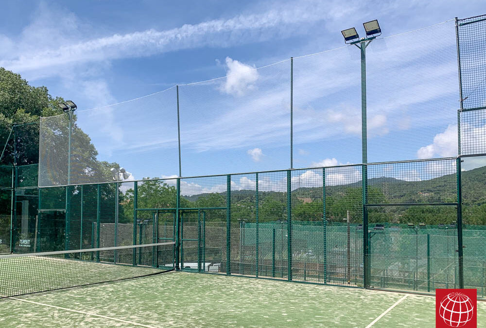 Renovación de la red de protección de una pista de pádel en el Club Tennis Castellar