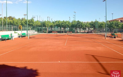 Reparación de una pista de tenis de tierra batida en el Club Tennis Torredembarra