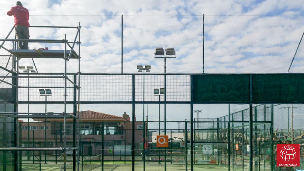 Nueva red de protección en la pista del Club Tennis Torredembarra