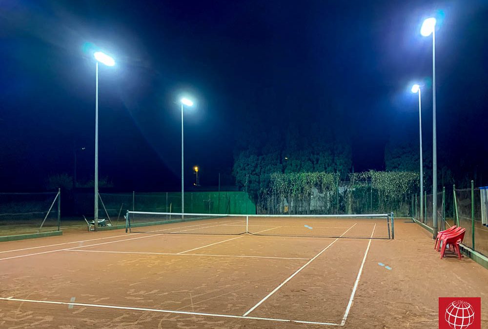 Las pistas de tenis del Aquapadel ya cuentan con proyectores led Maxpeed by Enerluxe