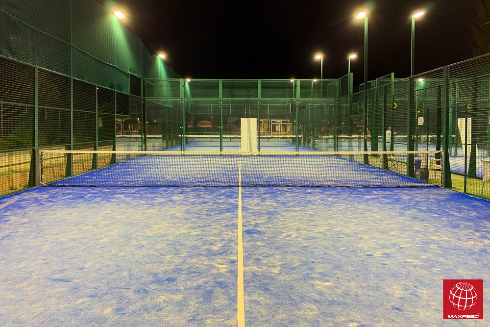 Instalación de iluminación LED Maxpeed by Enerluxe en las todas las pistas de tenis y pádel del Club Sports Tennis & Pádel Cunit