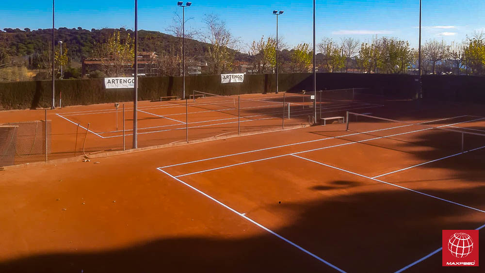 Reparación de fondos de 4 pistas de tenis de tierra batida en Casino de Tiana