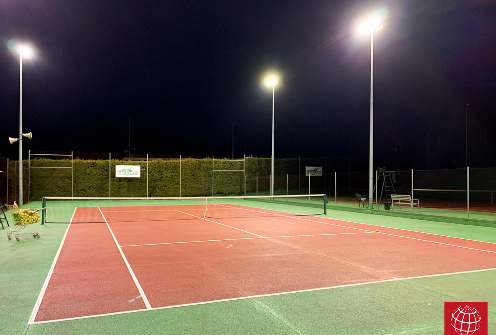 Instalación de iluminación LED en una pista de tenis en Club de Begues