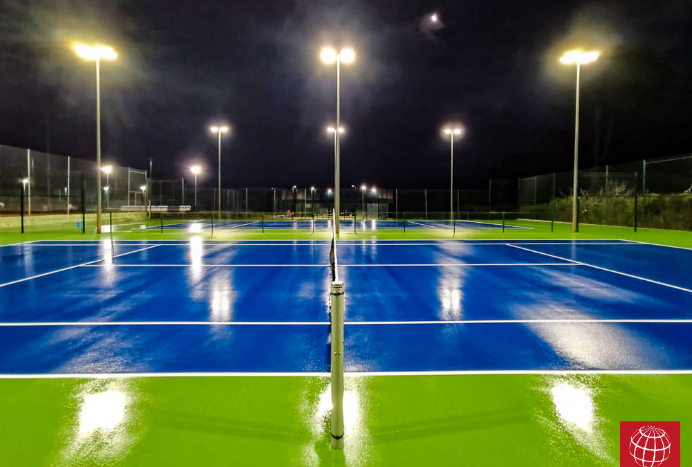 Instalación de iluminación LED en las dos nuevas pistas de tenis de resina del CT Costa Brava