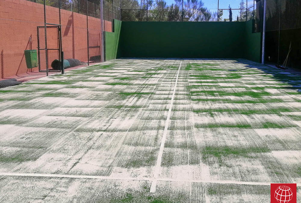 Cambio del césped en una pista de pádel del Tennis Sant Jordi