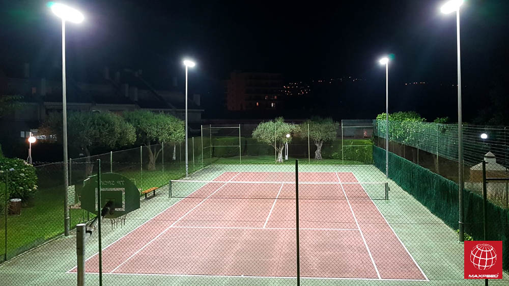 Instalación de iluminación LED en una pista de tenis situada en la Comunidad de Propietarios Los Olivos