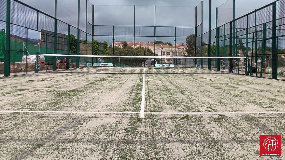 Nuevo césped en una pista de pádel en el Tennis Club Badalona