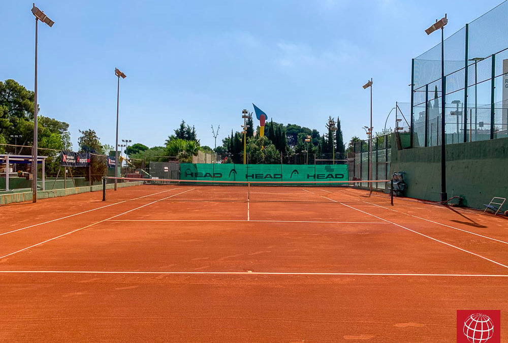 Renovación de dos pistas de tenis de tierra batida en el Club Esportiu Hispano Francès