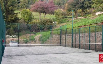 Renovación del césped de una pista de pádel del Ajuntament de Pardines