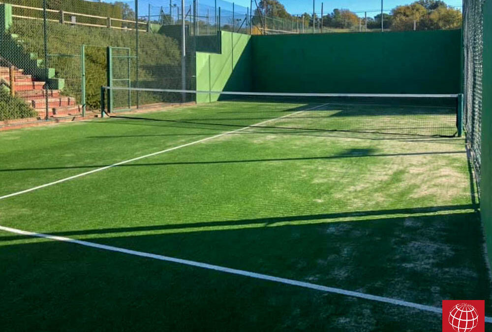 Nuevo césped en dos pistas de pádel del Club de Tennis la Bisbal
