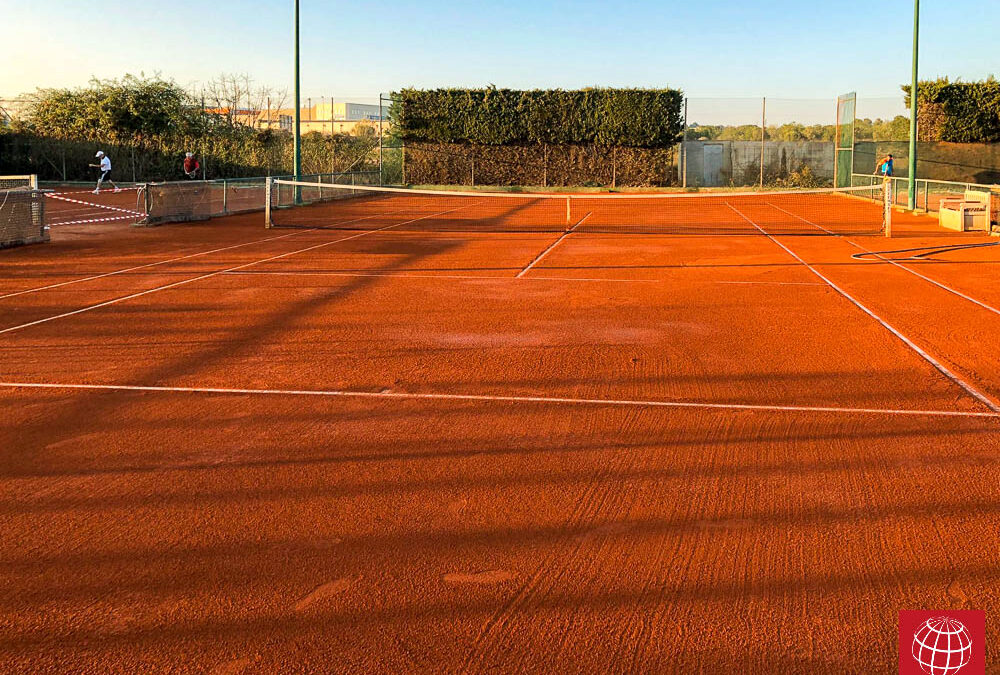 El CT Torredembarra renueva una de sus pistas de tenis de tierra batida
