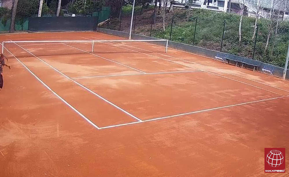 Reparación de una pista de tenis de tierra batida en el Club Esportiu Hispano Frances