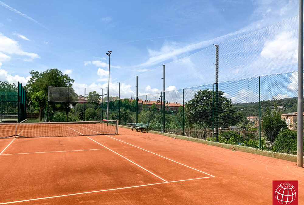 Club Tennis Castellar instala redes de protección en una pista de tenis
