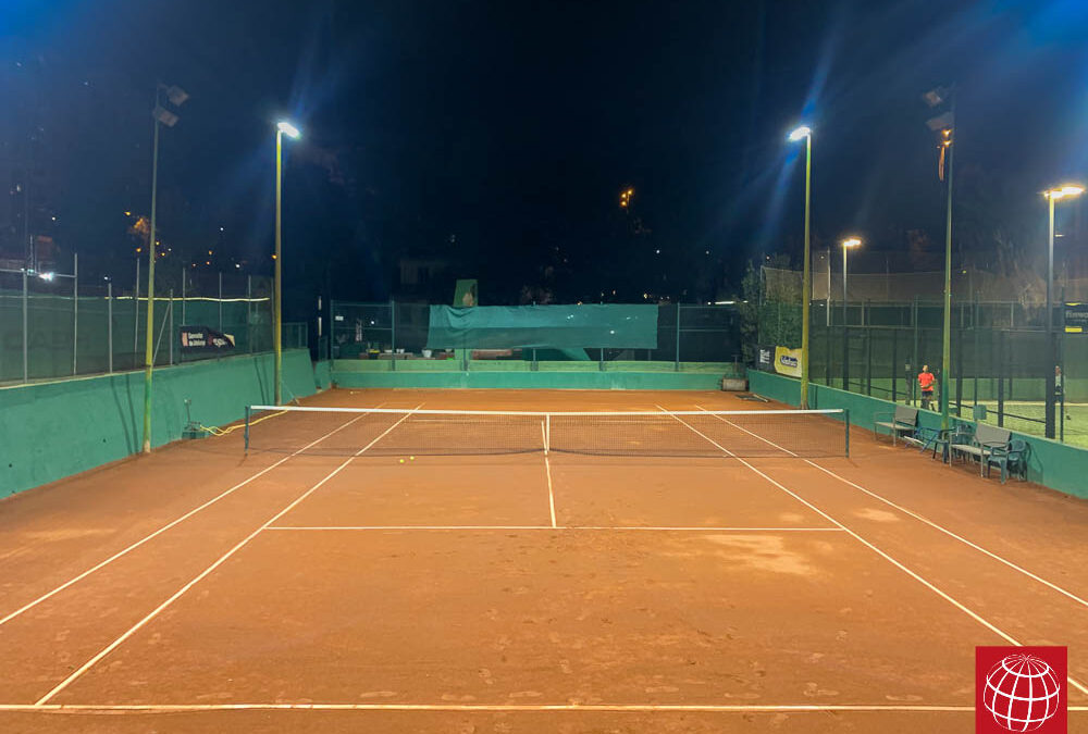 La pista de tenis nº8 del Club Esportiu Hispano Francès estrena iluminación LED