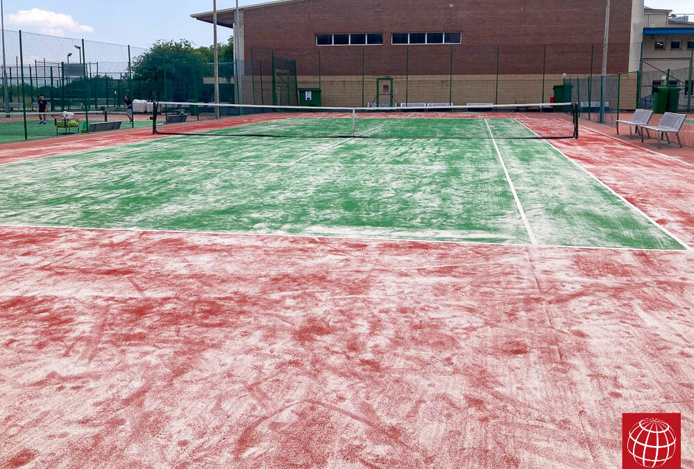 Renovación de la moqueta en una pista de tenis del Berga Tennis Club