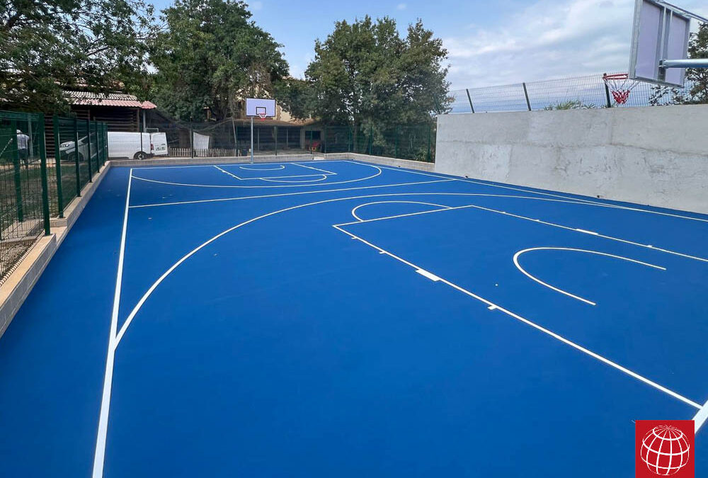 Aplicación de resina para una pista de baloncesto en Llambilles