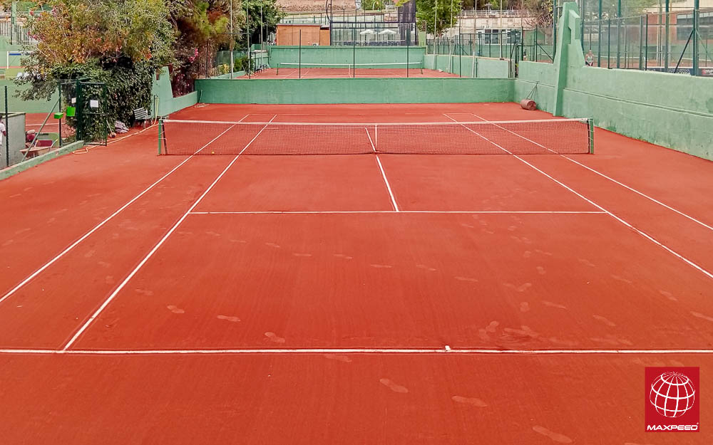 Reparación de dos pistas de tenis de tierra batida en el Club Esportiu Hispano Francès