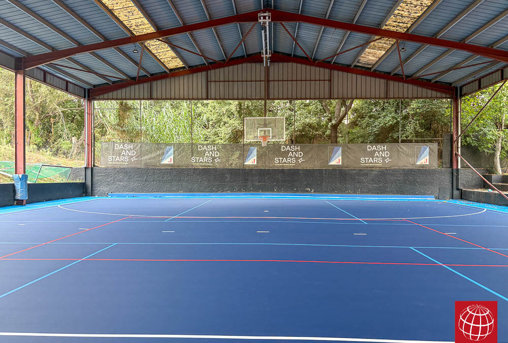 Aplicación de resina en una pista polideportiva del Club Junior