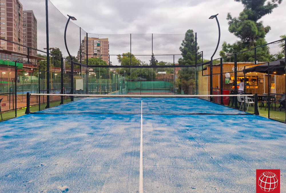 Cambio del césped en otra pista de pádel del Club Esportiu Hispano Francès