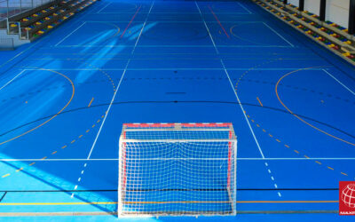 Aplicación de resina en la pista polideportiva Francesc Castellet de Sant Esteve Sesrovires