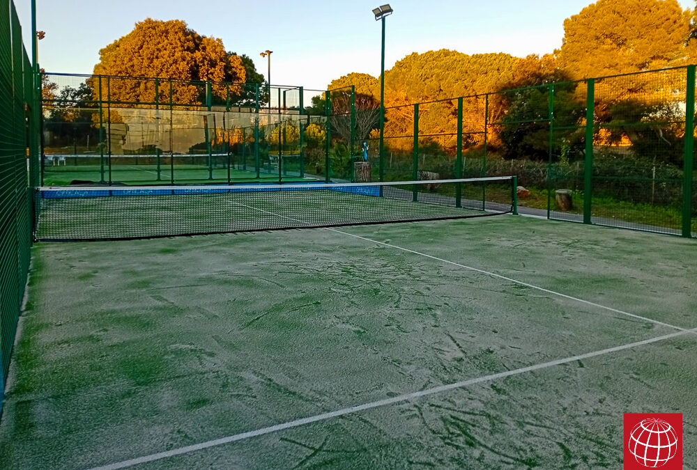 Nuevo césped en la pista de pádel nº 4 del Club Tennis Piera