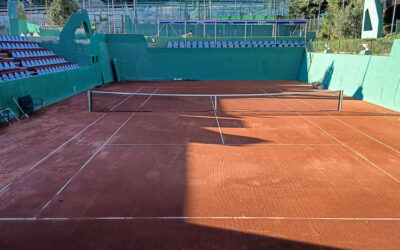 Reparación de una pista de tenis de tierra batida en el Club Esportiu Hispano Francès