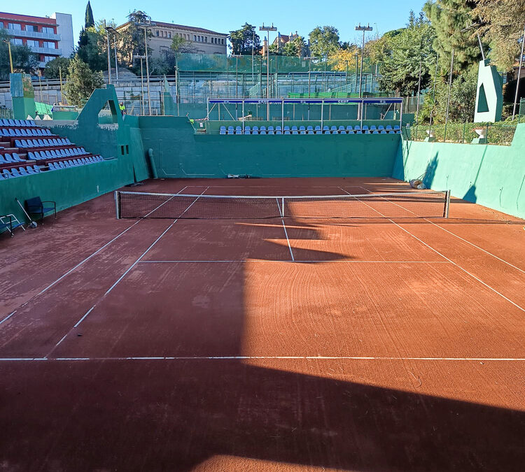 Reparación de una pista de tenis de tierra batida en el Club Esportiu Hispano Francès
