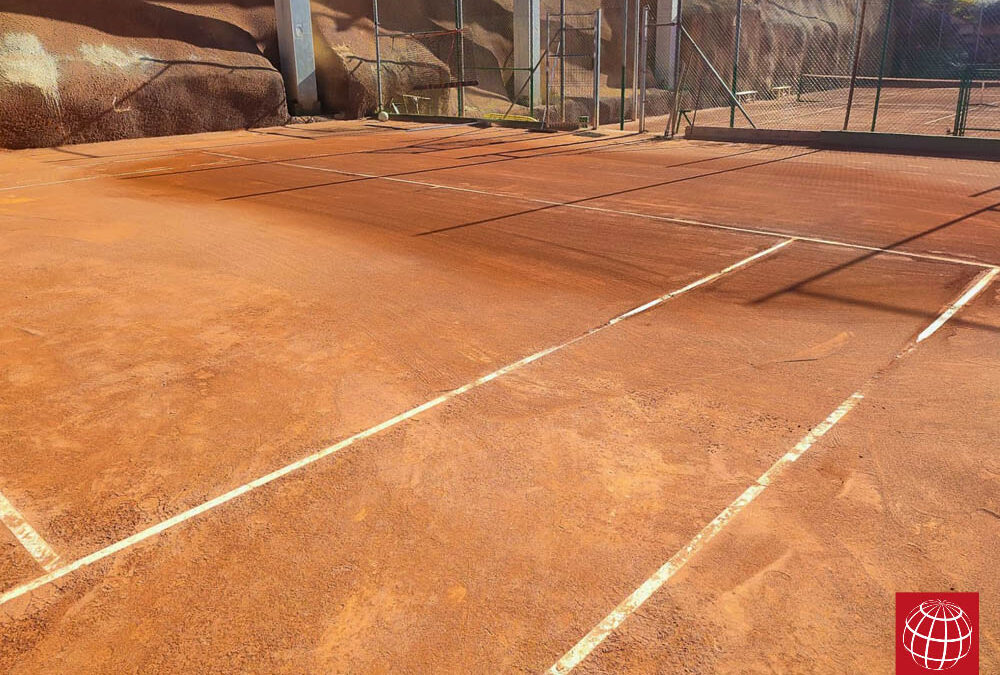 Reparación de una pista de tenis de tierra batida en el Club Tennis Castellar