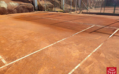Reparación de una pista de tenis de tierra batida en el Club Tennis Castellar