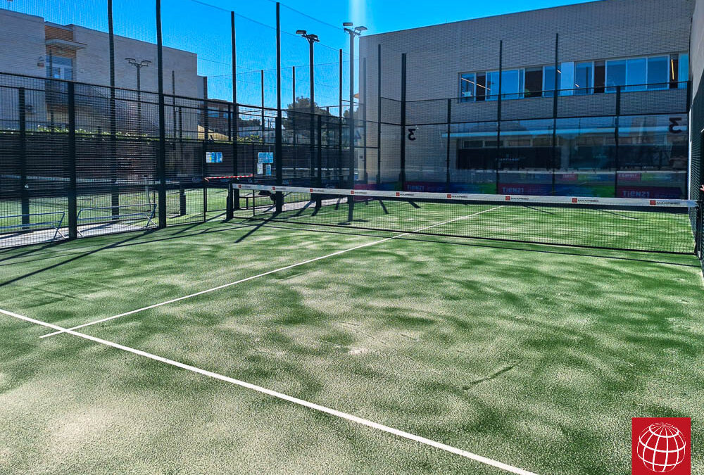Cambio del césped en la pista de pádel nº 3 del Club Esportiu Gran Via Mar