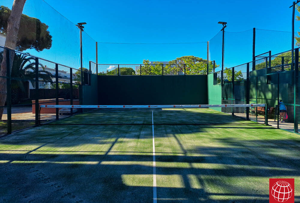 Renovación del césped de una pista de pádel del Club de Tennis Andrés Gimeno