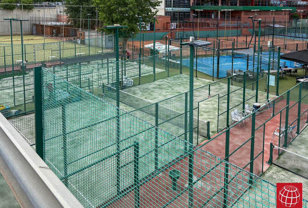 Nuevo césped en tres pistas de pádel del Club Esportiu Hispano Francès