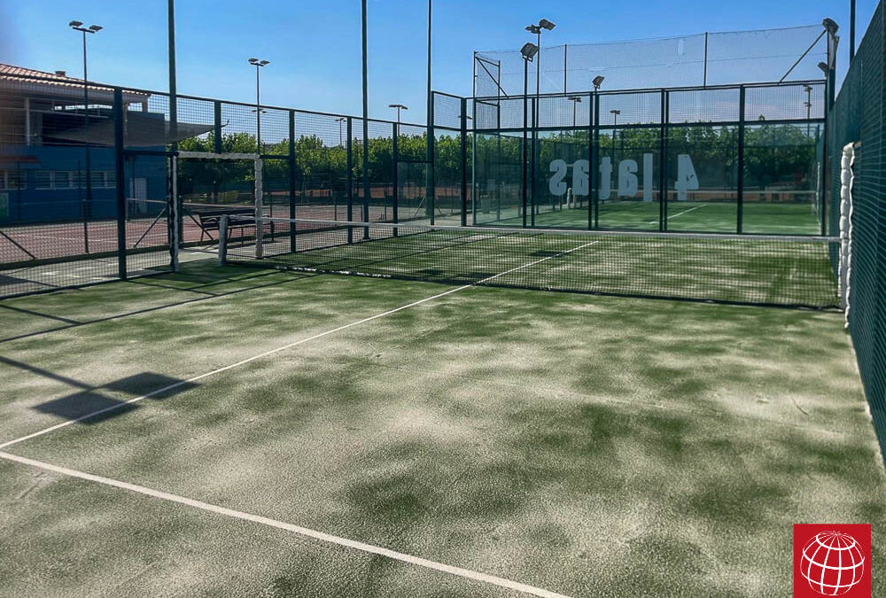 Renovación del césped de dos pistas de pádel del Club Tennis Torredembarra